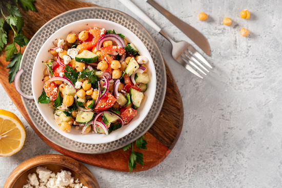 Ensalada de garbanzos picados en una tabla de madera