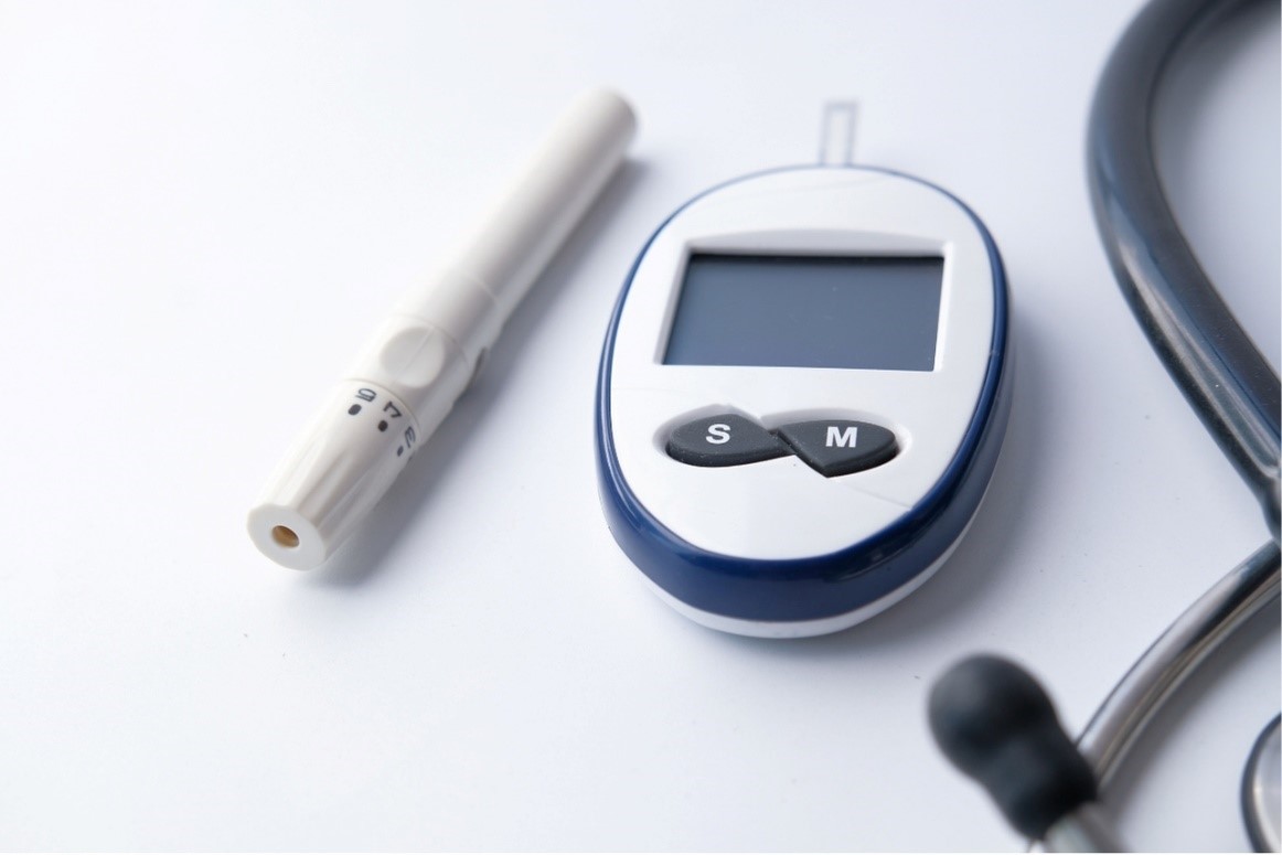 A close-up of a blood glucose meter

Description automatically generated