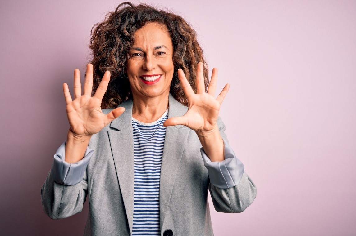 Une personne levant les mains

Description générée automatiquement