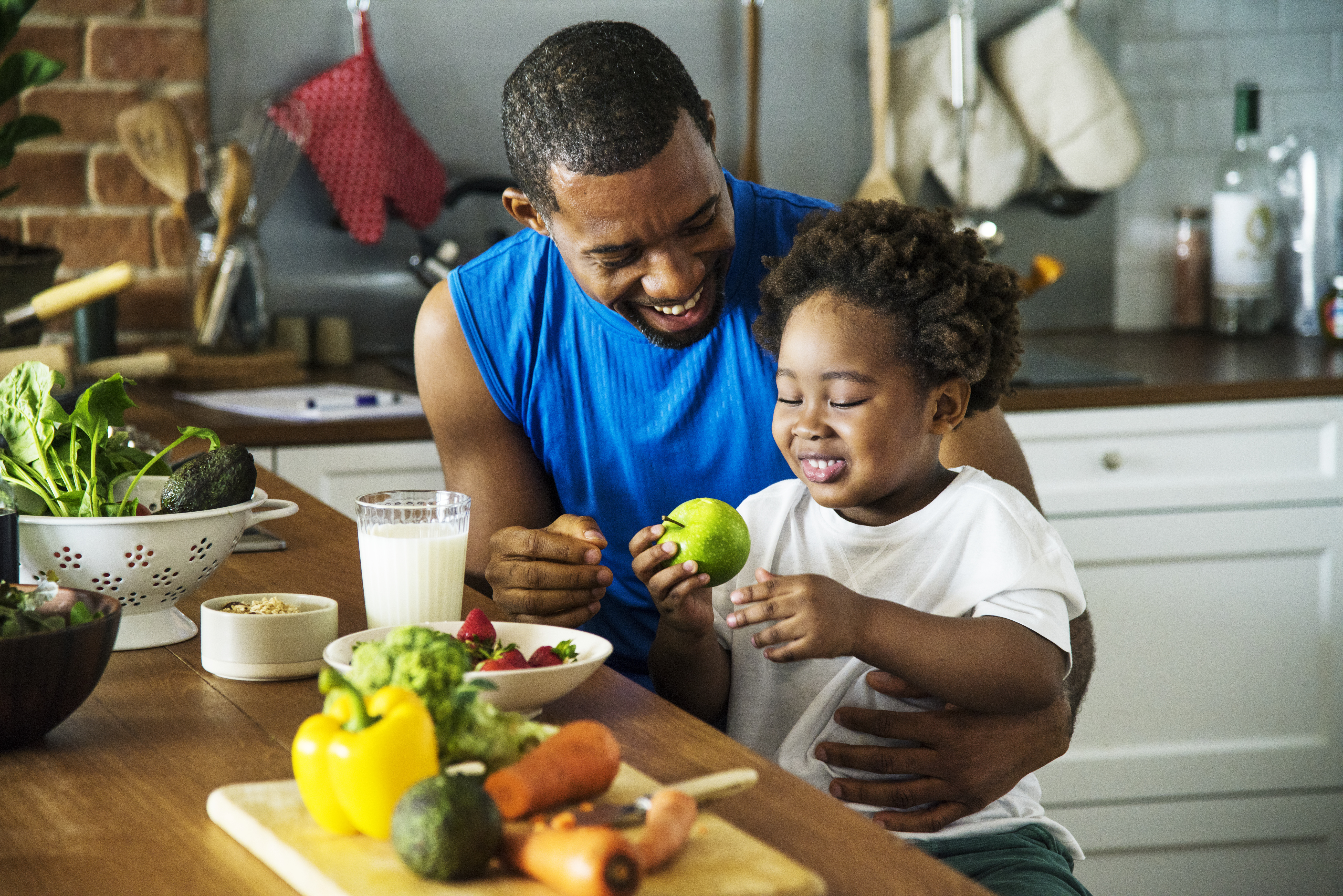 E pais. Eat healthy food. Eating healthy food. Black African American Family and children in Restaurant. Family eat healthy food.