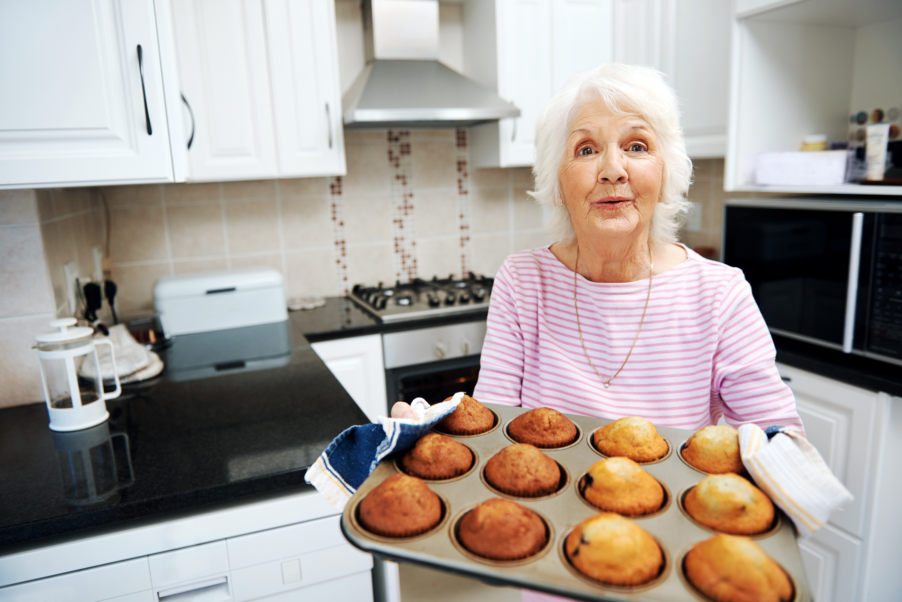 Meet my granny. Бабушка печет пирожки. Бабка с пирожками. Бабушка с пирогами. Бабушка на кухне.